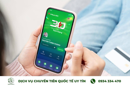 Chuyển tiền qua Internet Banking hoặc thẻ Visa/Mastercard